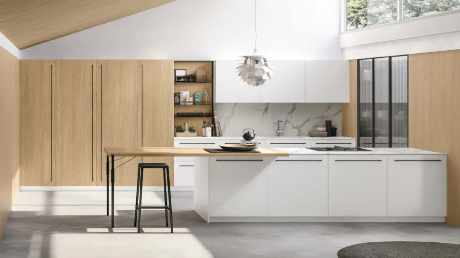 Basi e pensili in Pet Bianco Assoluto opaco. Colonne e piano snack in Rovere Sole. Top HPL Calacatta. Colonne anta vetro cannettato.